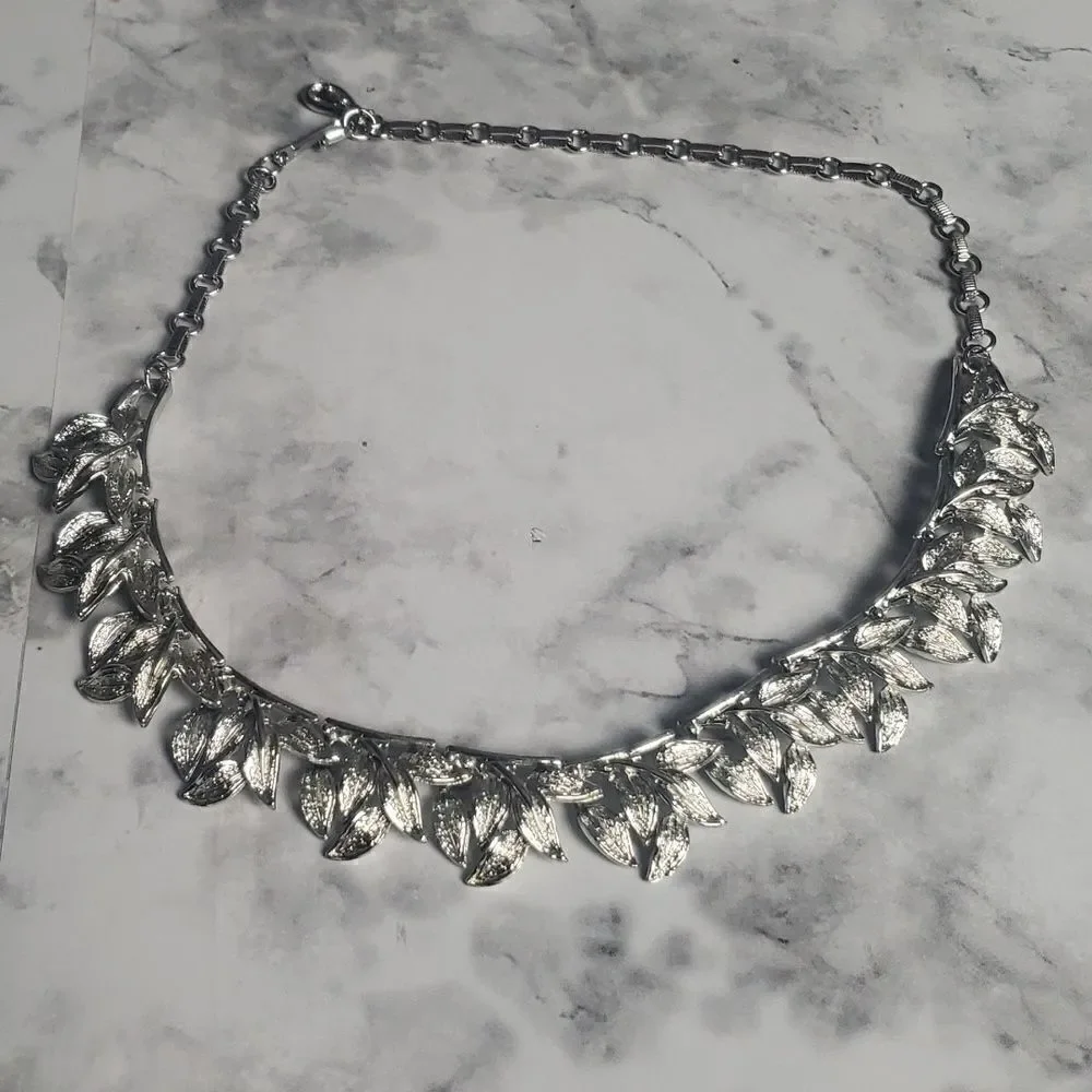 Vintage Silver Caro Textured Leaf Necklace‎
